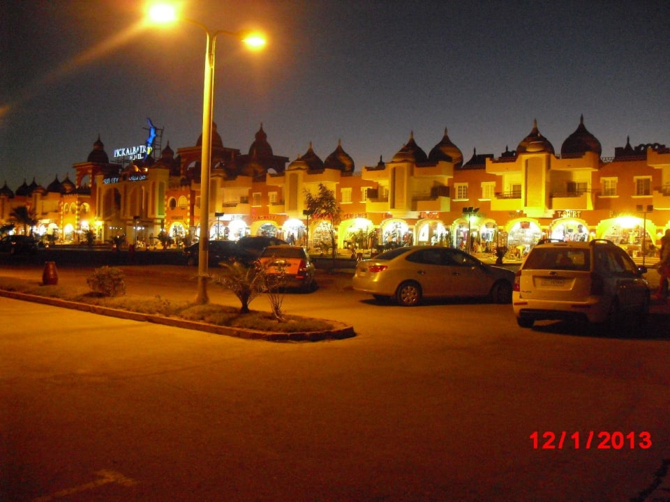 Торговый центр вблизи отеля Aladdin Beach Resort