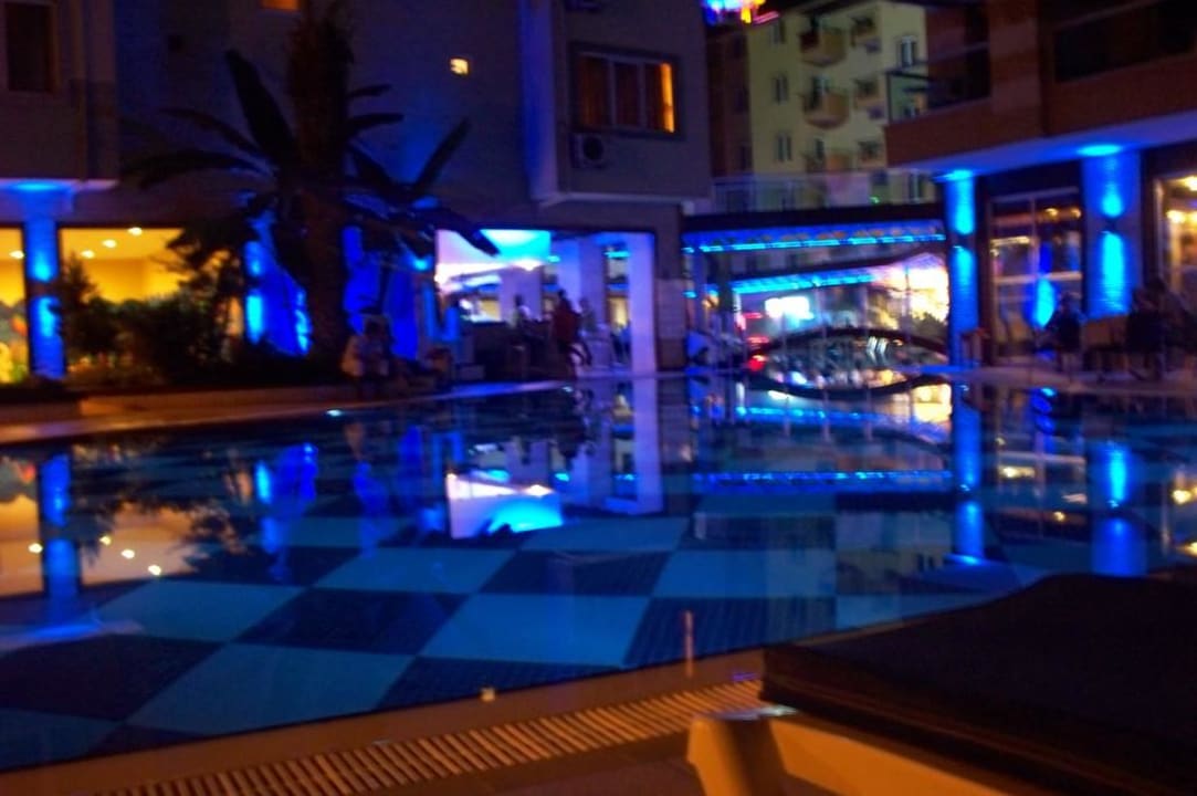 Basen nocą Tac Premier Hotel & Spa