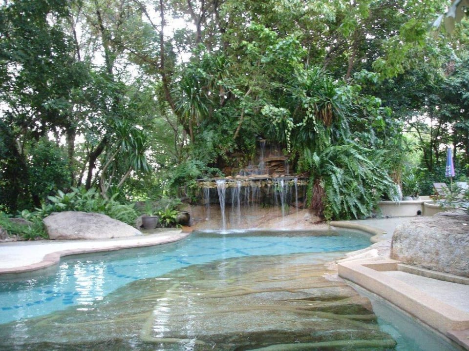 Pool im oberen Teil der Anlage The Fair House Beach Resort