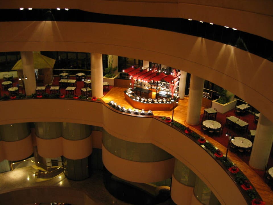 Blick aus dem Aufzug zum Restaurant Holiday Inn Singapore Atrium
