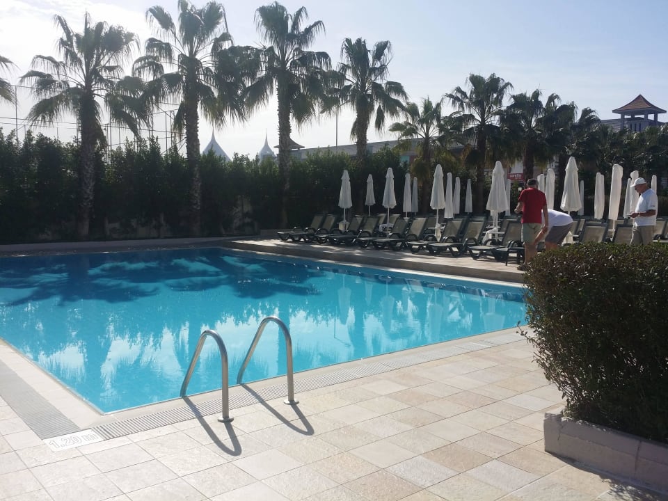 Kleinerer Pool von den alten Rutschen Hane Family Resort