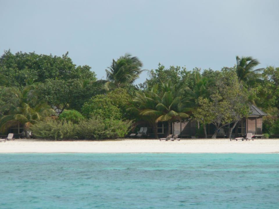 Blick vom Meer zu den Beachvillas Kuredu Island Resort & Spa