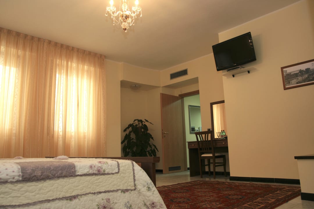 Camera matrimoniale con letto aggiunto Guesthouse Petit Tresor