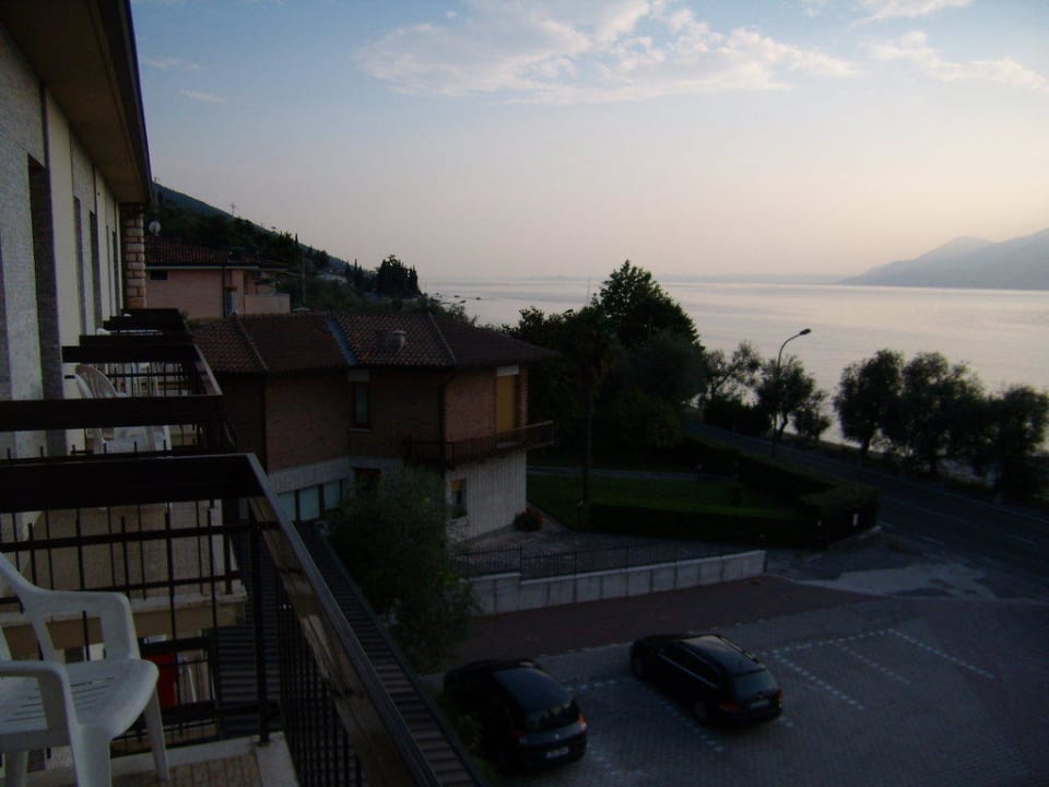 Seitlicher Blick auf das Hotel Nachbarbalkone Hotel Rosmari