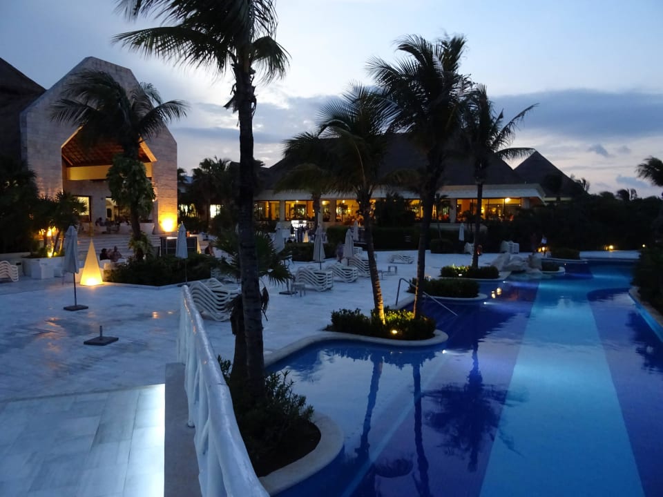 Abendliche Poolanlage Bahia Principe Luxury Akumal