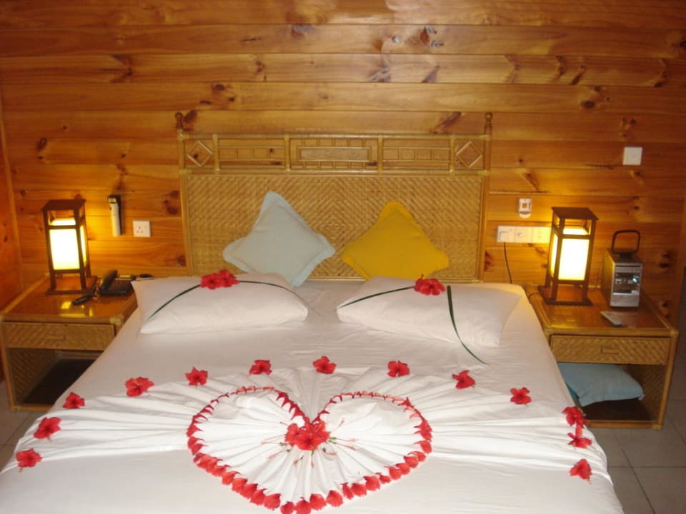 Mit echten Blüten geziertes Bett  Meeru Maldives Resort Island