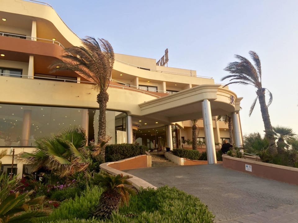 Auffahrt mit Bar, von da hat man Blick aufs Meer  Riviera Spa Resort - Adults Only