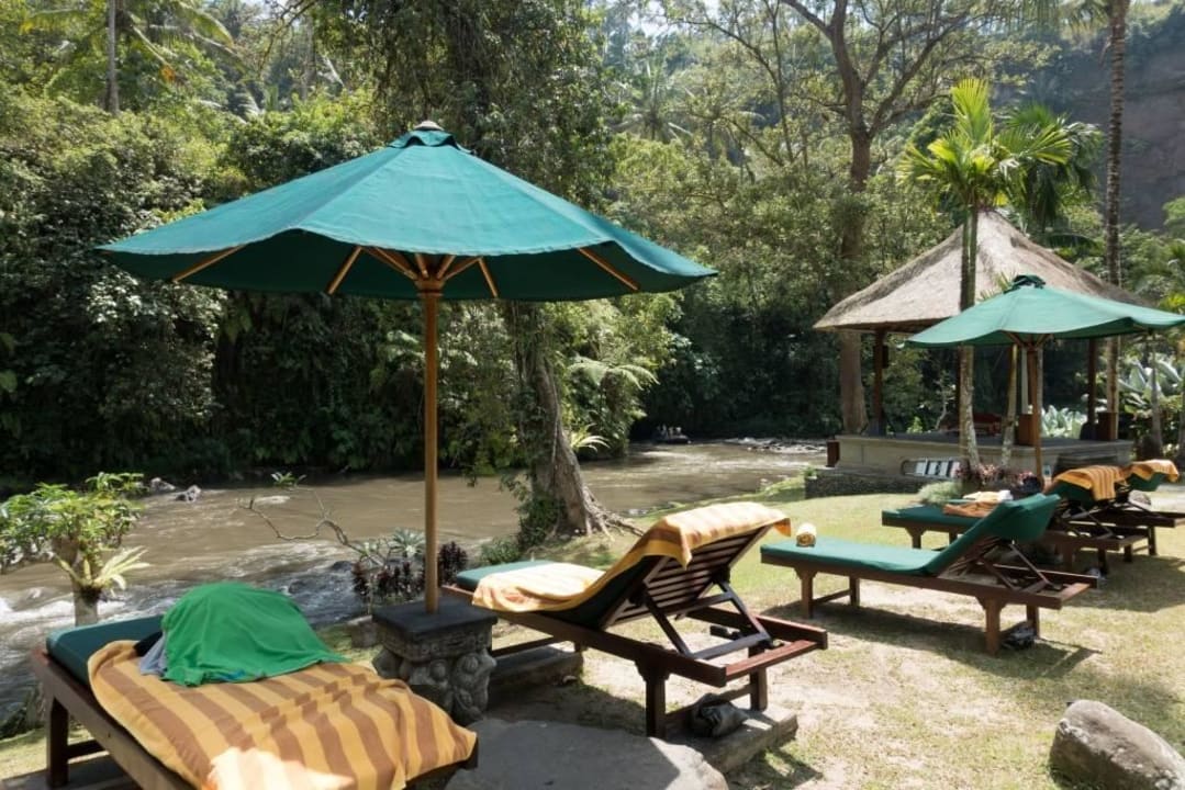 Liegen am Lagoonpool mit Blick auf Fluss Hotel The Royal Pita Maha