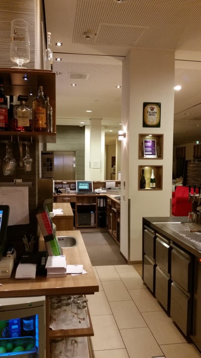 Die Theke der Hotelbar - hinten die Rezeption Holiday Inn Express Nürnberg - Schwabach