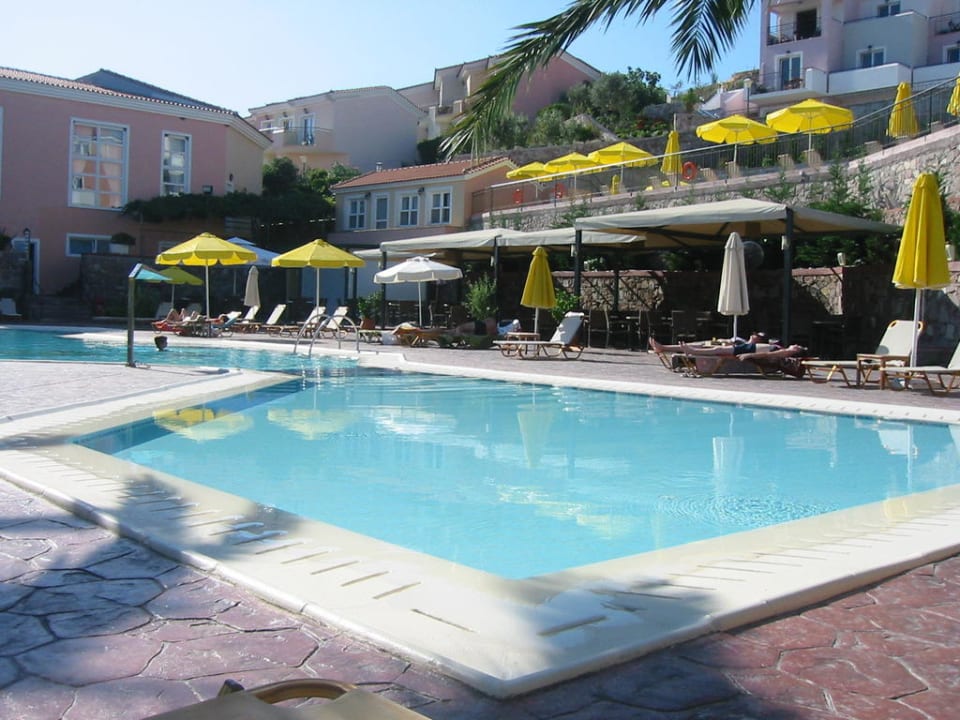 Einer der Pools vom Platz unter einer Palme aus Hotel Sunrise Resort