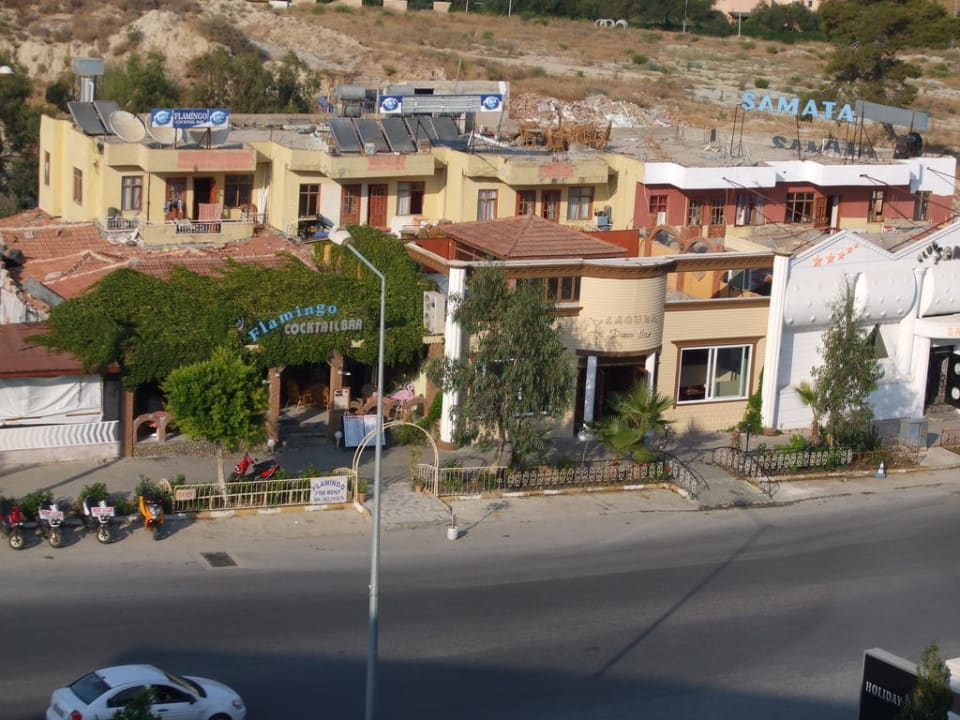 Clubs gegenüber vom Hoteleingang Side Alegria Hotel & Spa - Adults only +16