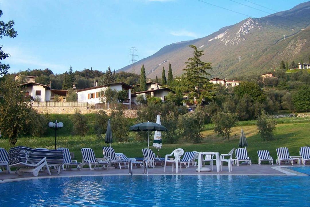 Pool, Garteneindrücke und direkte Nachbarschaft Park Hotel Val Di Monte