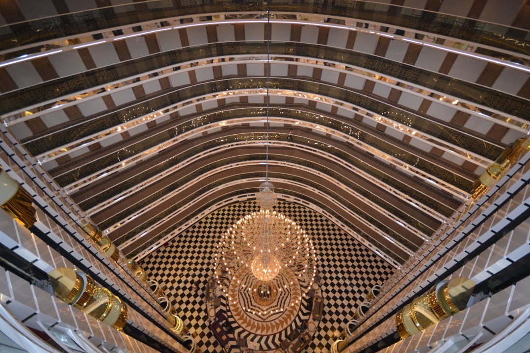 Die Lobby aus dem obersten Stock Hotel Delphin Imperial