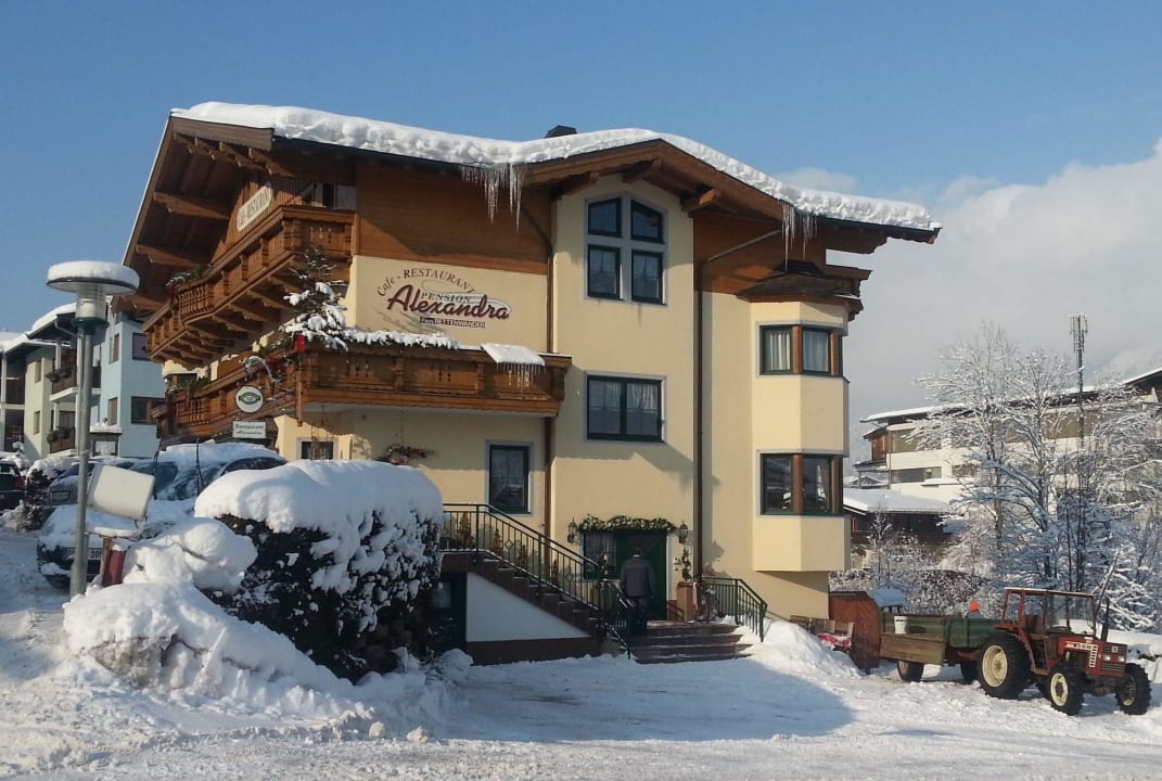 Hofeingang zum Skikeller Hotel Alexandra