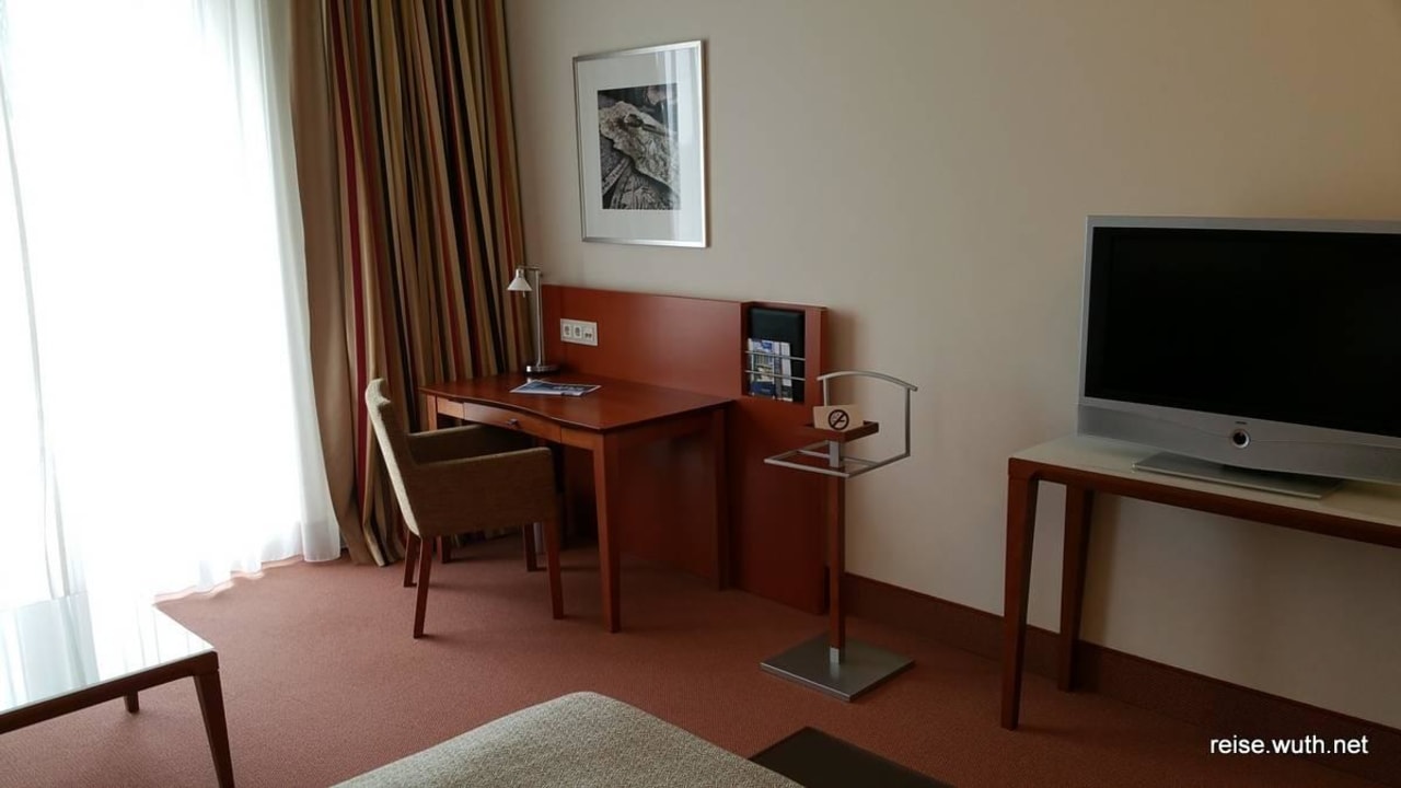 Schreibtisch, TV ATLANTIC Hotel Wilhelmshaven