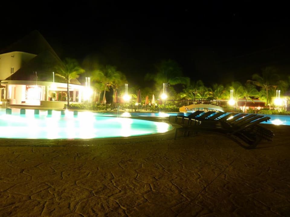 Poolanlage am Abend Catalonia Playa Maroma