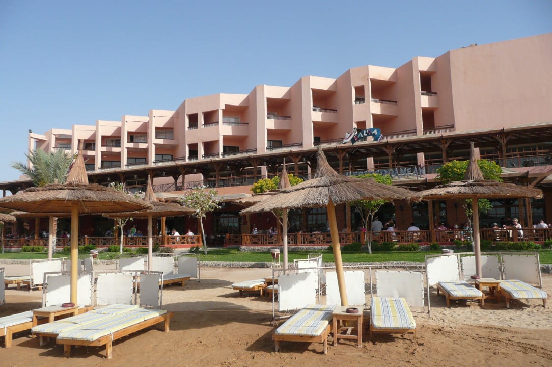 Blick vom Strand auf die Terrasse der Restaurants Beach Albatros Resort