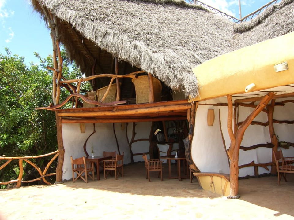 Terrasse des Hauptgebuedes Satao Elerai Camp