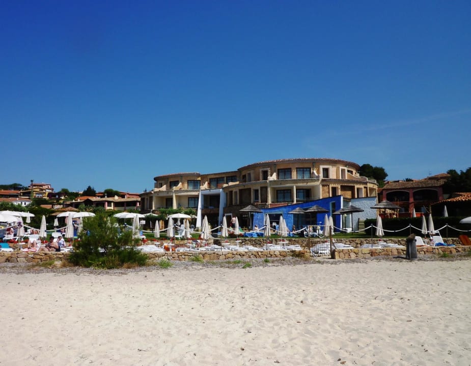 Blick vom Strand zum Hotel Hotel Resort & Spa Baia Caddinas