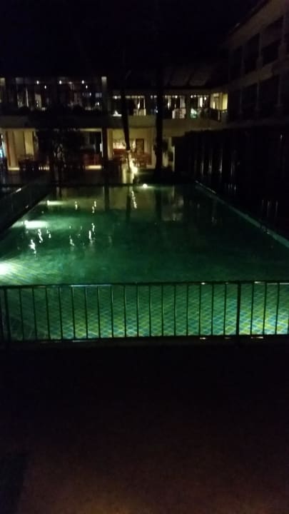 Pool bei Nacht The Briza Beach Resort Khaolak
