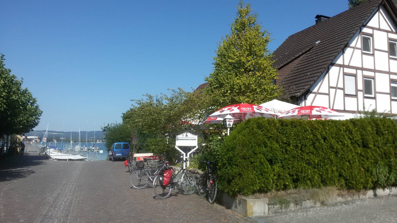 Blick auf Cafe und Bootssteg Gästehaus Perlmuschel
