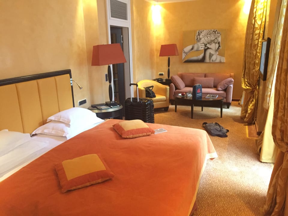 Sitzbereich im Hintergrund Hotel Bayerischer Hof