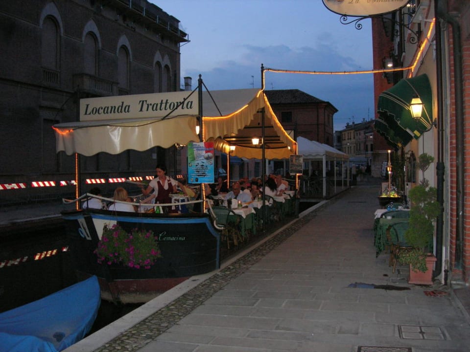Restauran im Boot im Kanal Hotel Locanda La Comacina