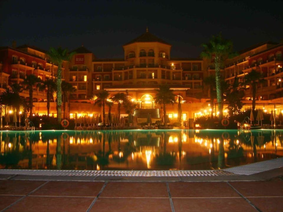 Hotelanlage bei Nacht Iberostar Waves Málaga Playa