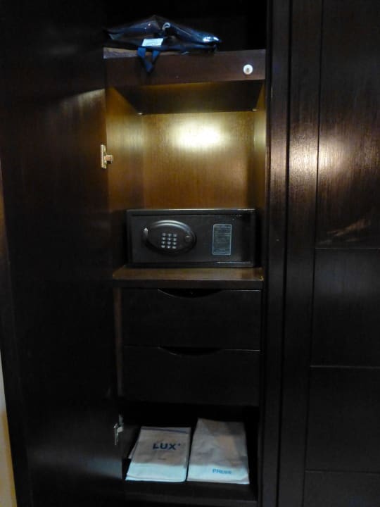 Selbst Rettungswesten (Tsunami) fehlen hier nicht LUX South Ari Atoll