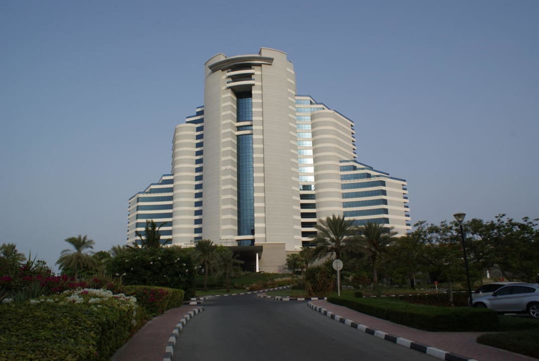 Hotel Vorderansicht Hotel Le Meridien Al Aqah Beach Resort