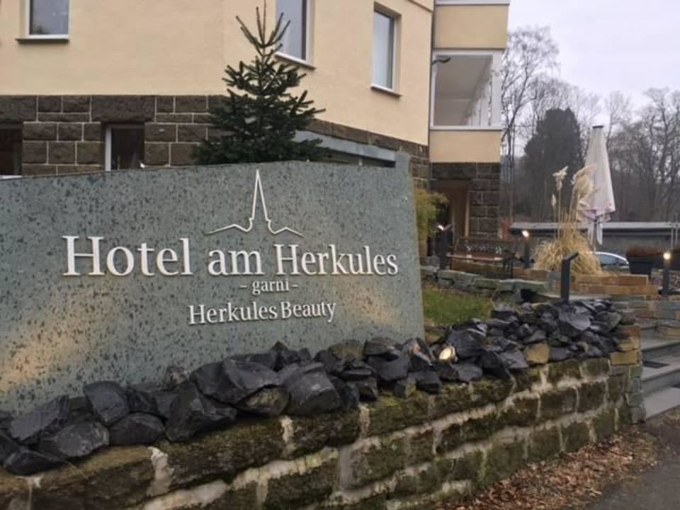 Vor dem Hotel Hotel am Herkules