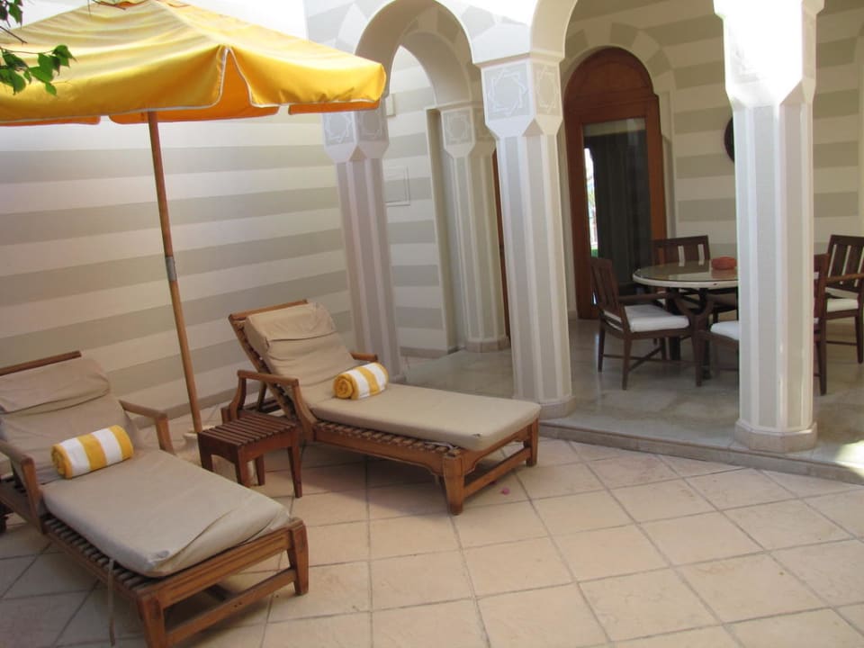 Innenhof mit 2 Liegen The Oberoi Beach Resort, Sahl Hasheesh