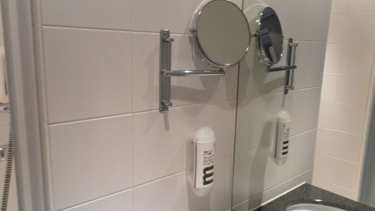 Spiegel mit an der Wand befestigter Seife Mercure Hotel Hamburg Mitte