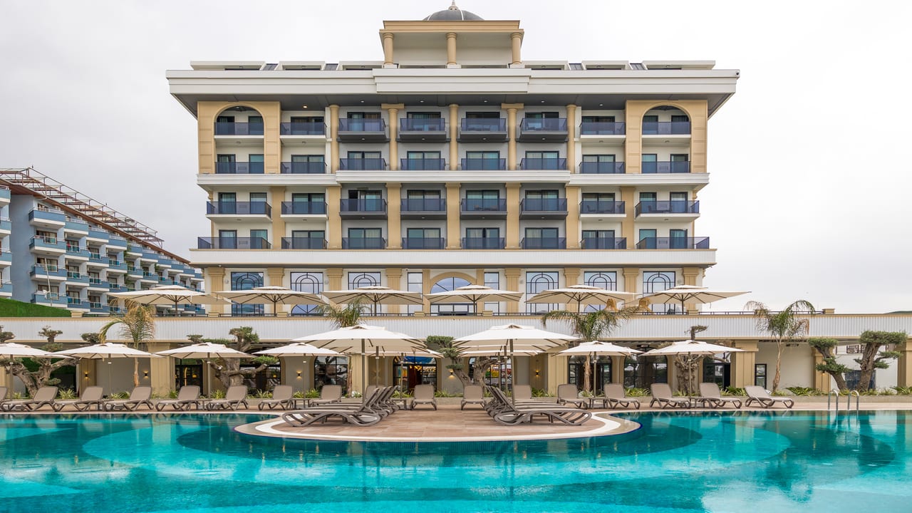 Pool Serenity Queen Hotel