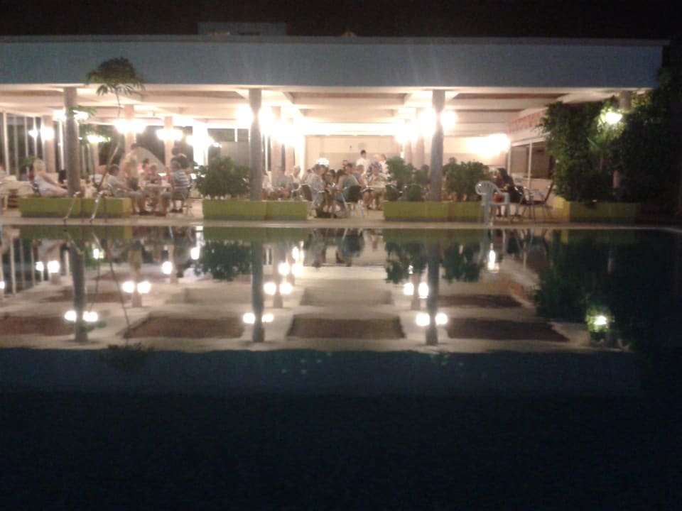 Basen (u dołu) a nad nim bar. Ialyssos Bay