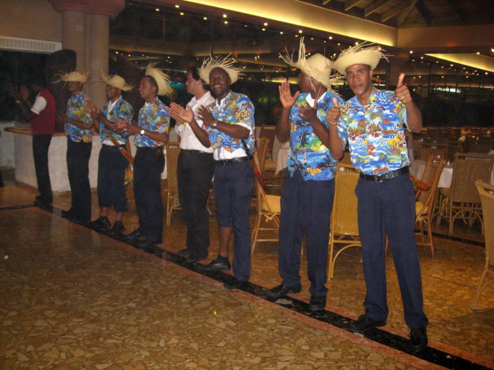 Kellnerparade Grand Sirenis Punta Cana Resort & Aquagames