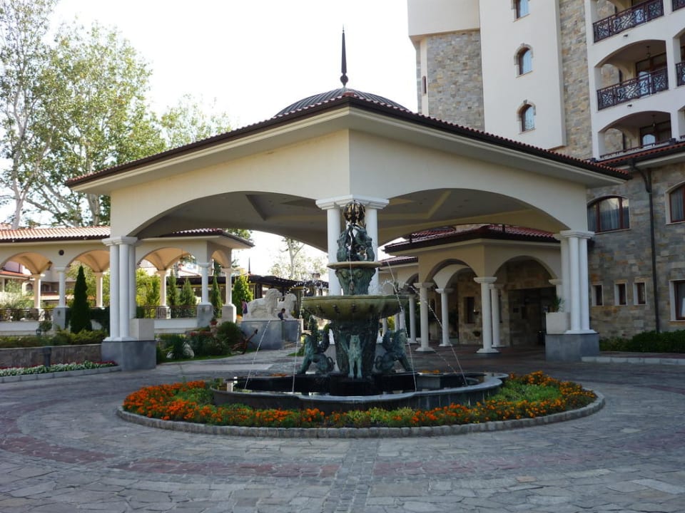 Eingang zum Hotel Helena Sands