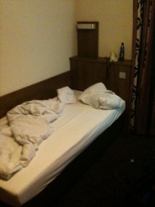 Das Bett im Einzelzimmer Hotel am Zoo