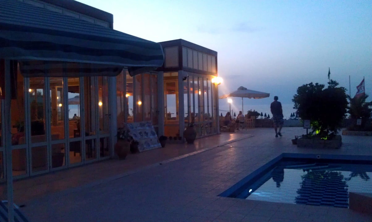 Durchgang zum Meer Hotel Kathrin Beach