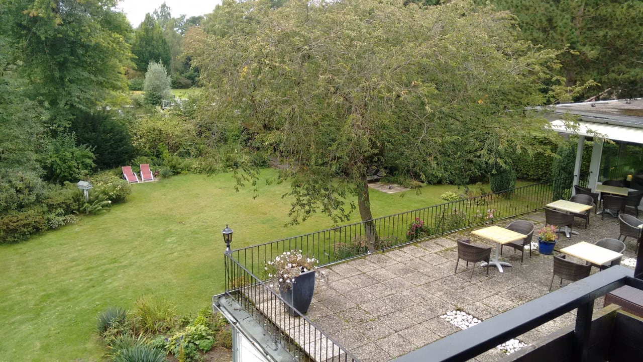 Blick vom Balkon zur Terrasse der Hotelgaststätte Parkhotel Bad Bevensen
