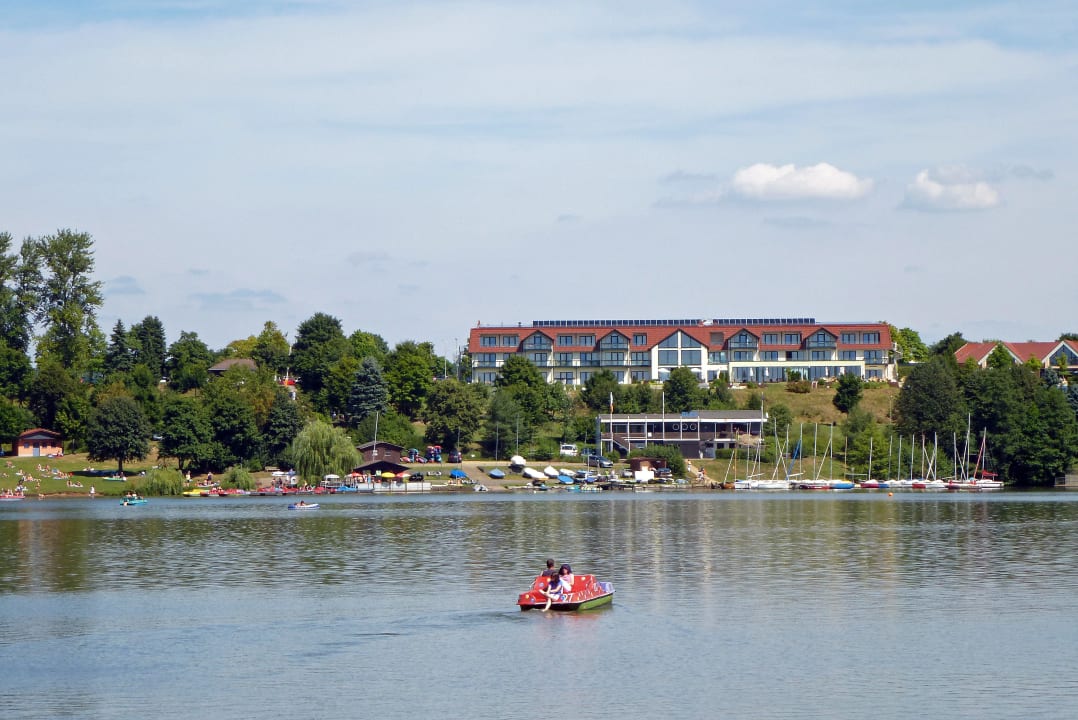 Blick vom Stausee zum Hotel Hochwälder Wohlfühlhotel