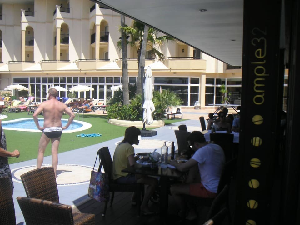 Tafelnde Kommuniongäste am Pool Hotel-Apartamentos Blau Parc