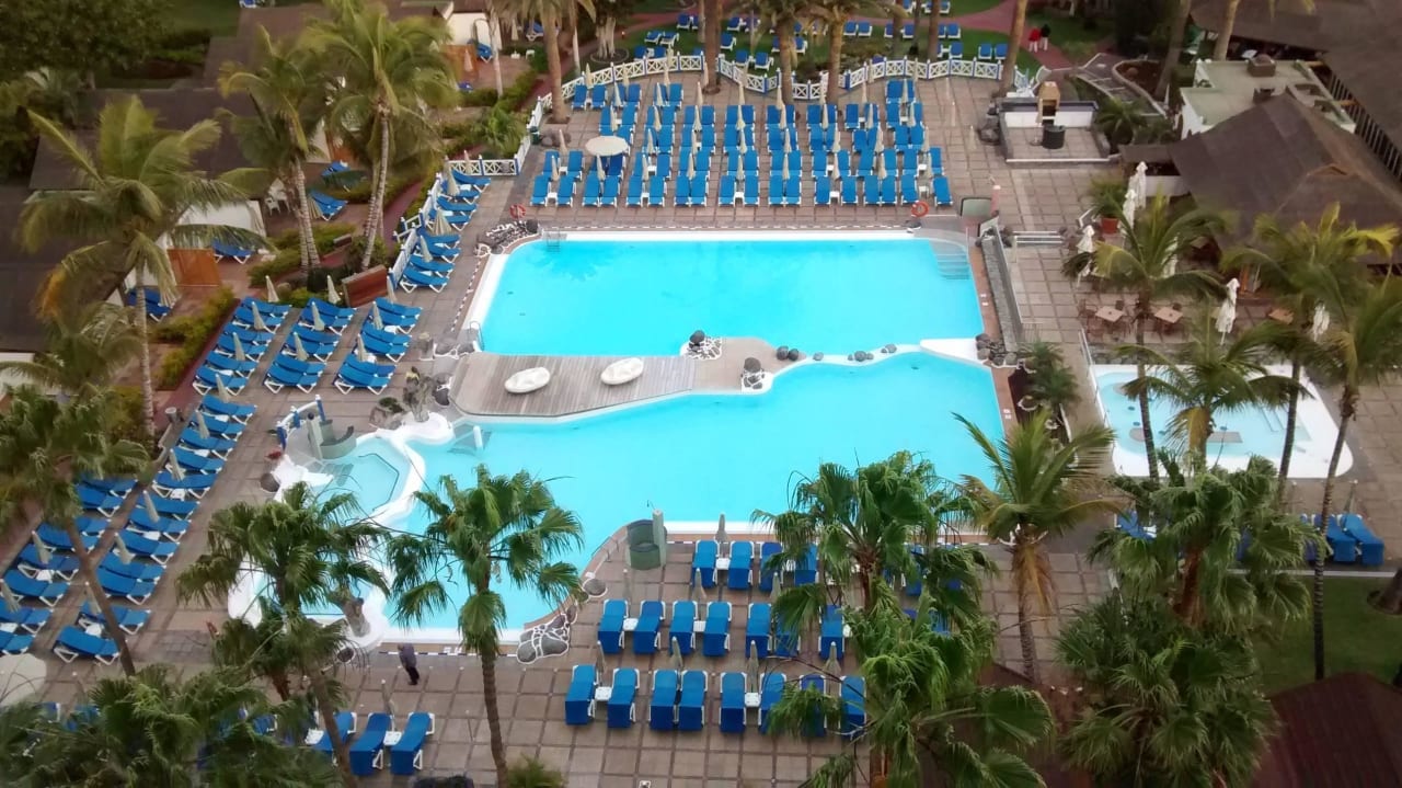 Viel Platz am und im Pool Bull Costa Canaria & Spa - Adults only