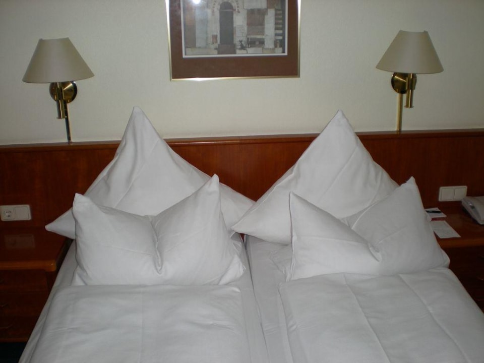 Doppelbett im Ramada ACHAT Hotel Neustadt an der Weinstraße