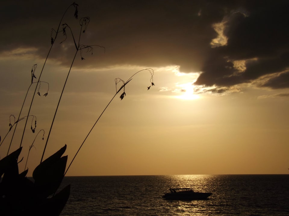 Sonnenuntergang am Strand Ramada Resort by Wyndham Khao Lak