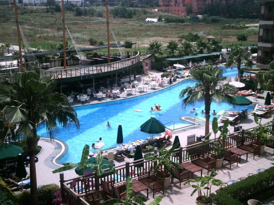 Blick auf den Pool vom Balkon Can Garden Resort