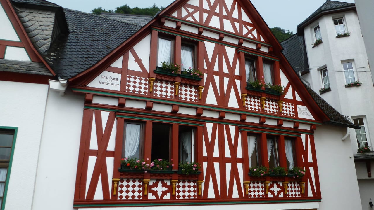 Gegenüber der Terrasse ein schönes Fachwerkhaus Hotel Anker
