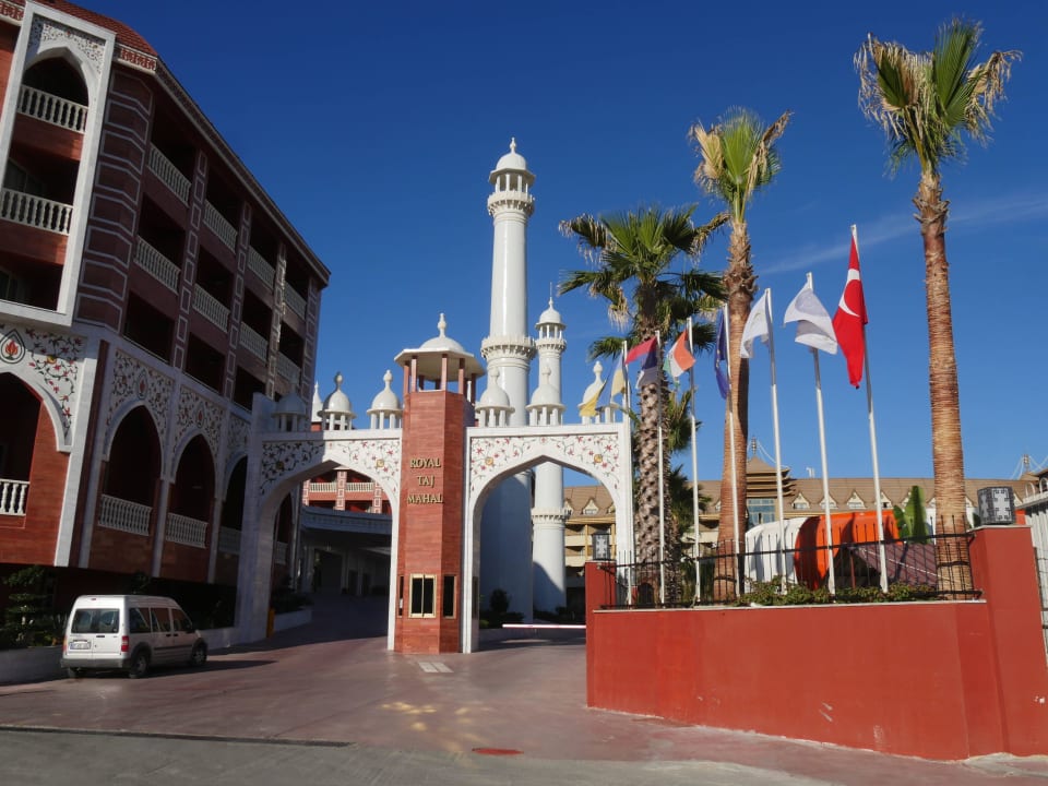 Auffahrt zum Royal Taj Mahal Royal Taj Mahal Hotel