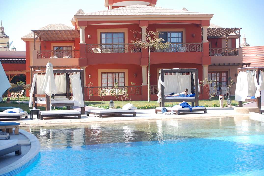 Van uit de kamer uitzicht op een van de 6 zwembaden Pickalbatros Alf Leila Wa Leila Resort - Neverland Hurghada