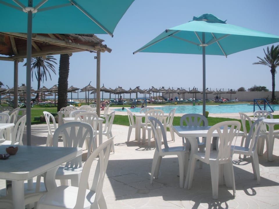 Sitzplätze am Pool Monarque Club Rivage